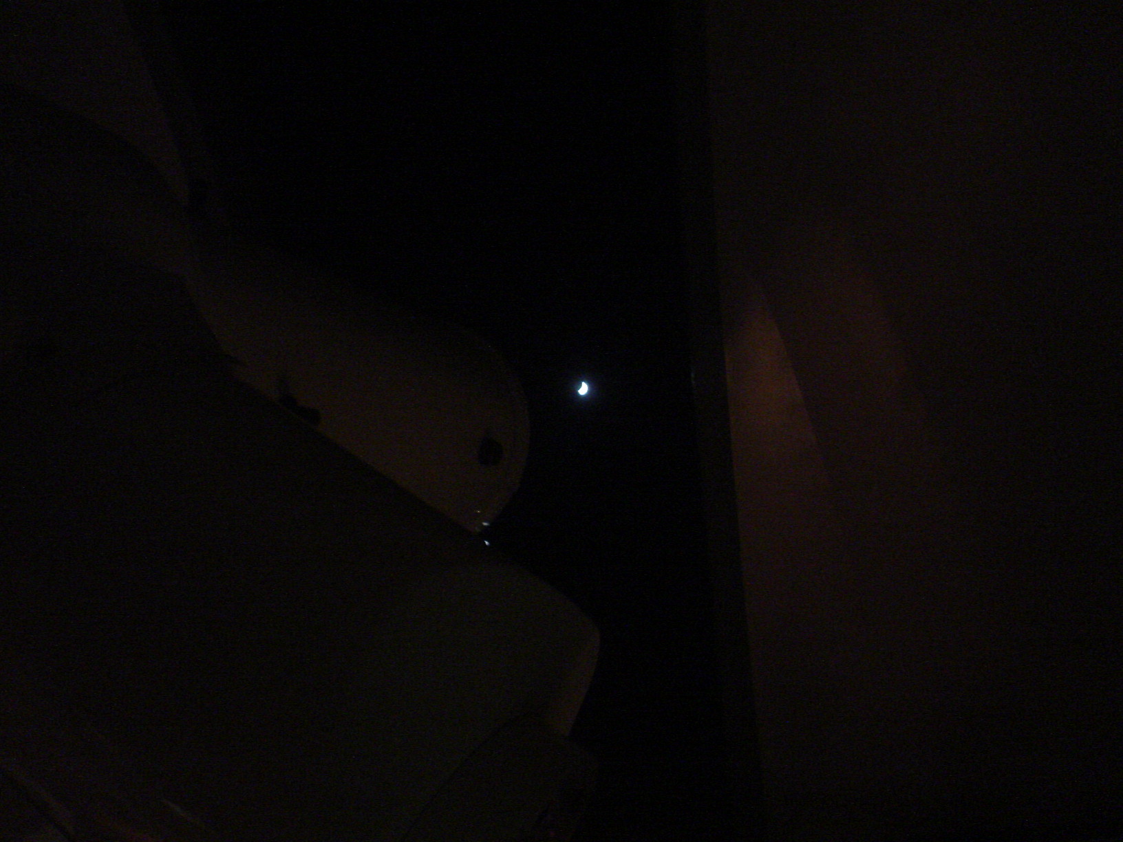 ちょっと見える月
